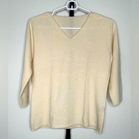 Cashmere 3/4 Sleeve Sweater - Luxurious Comfort and Versatile Style - Picture 1 of 3